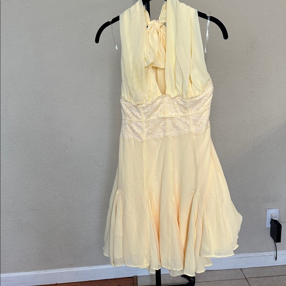 House of CB 'Ailani' Butter Yellow Georgette Halter Neck Mini Dress Size L NWOT - Picture 5 of 12